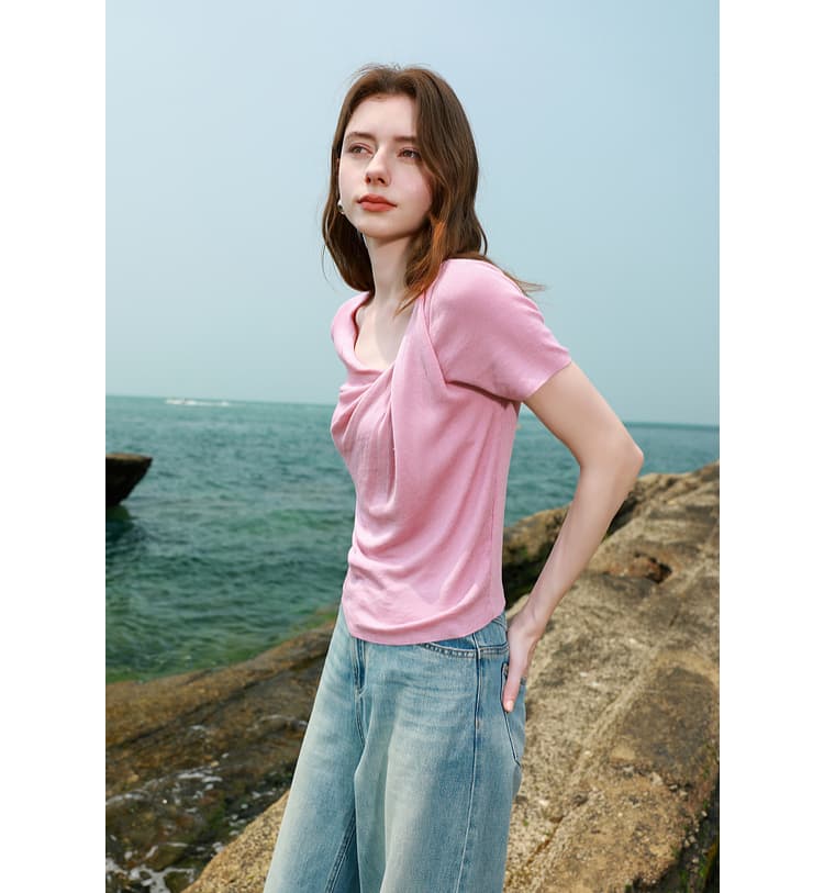 モード系 大人の色気と涼感をまとう｜ドレープネックTシャツ（ピンク／骨格ストレート向け）