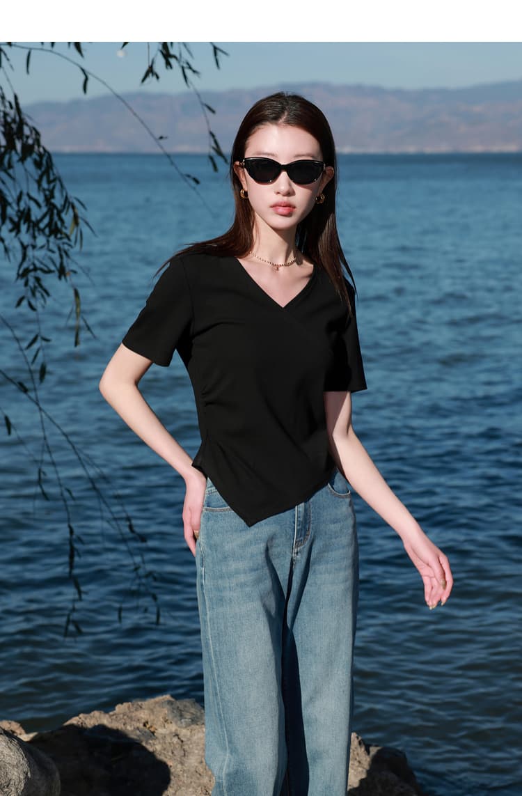 モード系 大人のためのVネックリブトップス｜体型悩みをカバーしながら品よく着られる1枚【骨格ストレート向け】