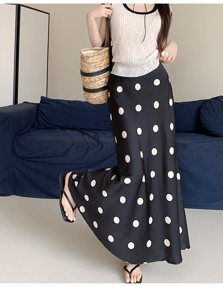 モード系 体型悩みをカバーして映える｜骨格ストレートもすっきり見えするドット柄マーメイドスカート