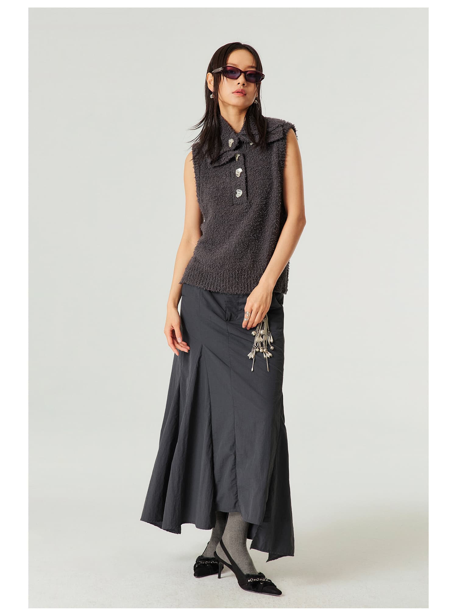 モード系 骨格ストレートに映える｜ナイロン素材のアシンメトリーフィッシュテールスカート（ホワイト／グレー）