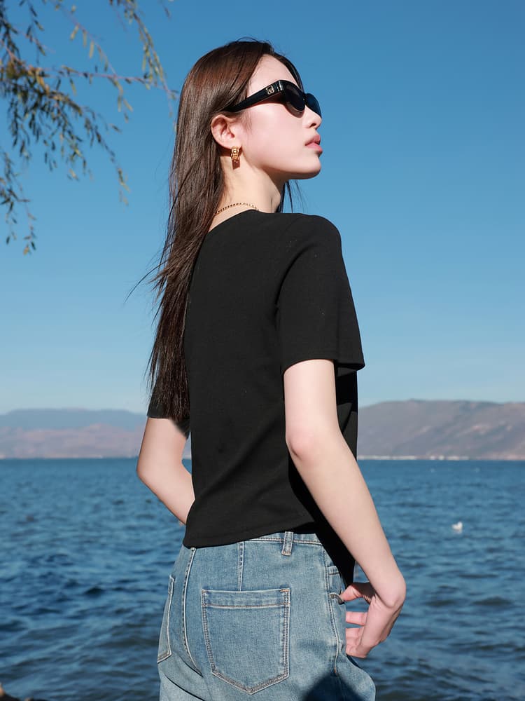 モード系 大人のためのVネックリブトップス｜体型悩みをカバーしながら品よく着られる1枚【骨格ストレート向け】