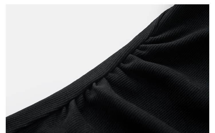 モード系 大人のためのVネックリブトップス｜体型悩みをカバーしながら品よく着られる1枚【骨格ストレート向け】