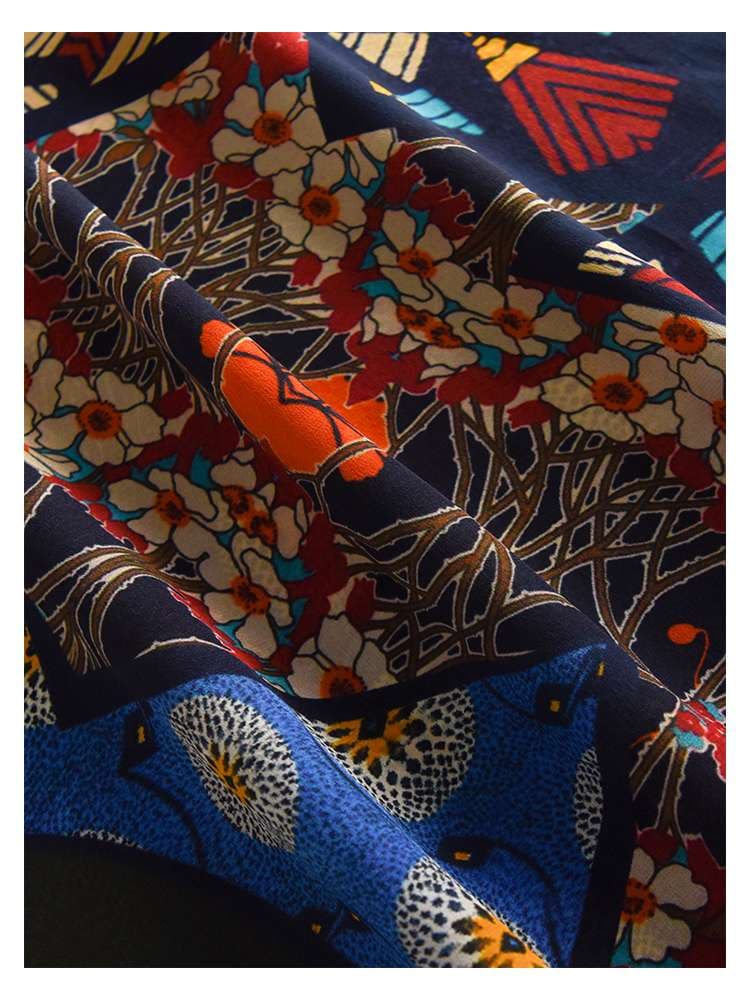 モード系ファッション 芸術的な幾何学模様と花柄のワンピース