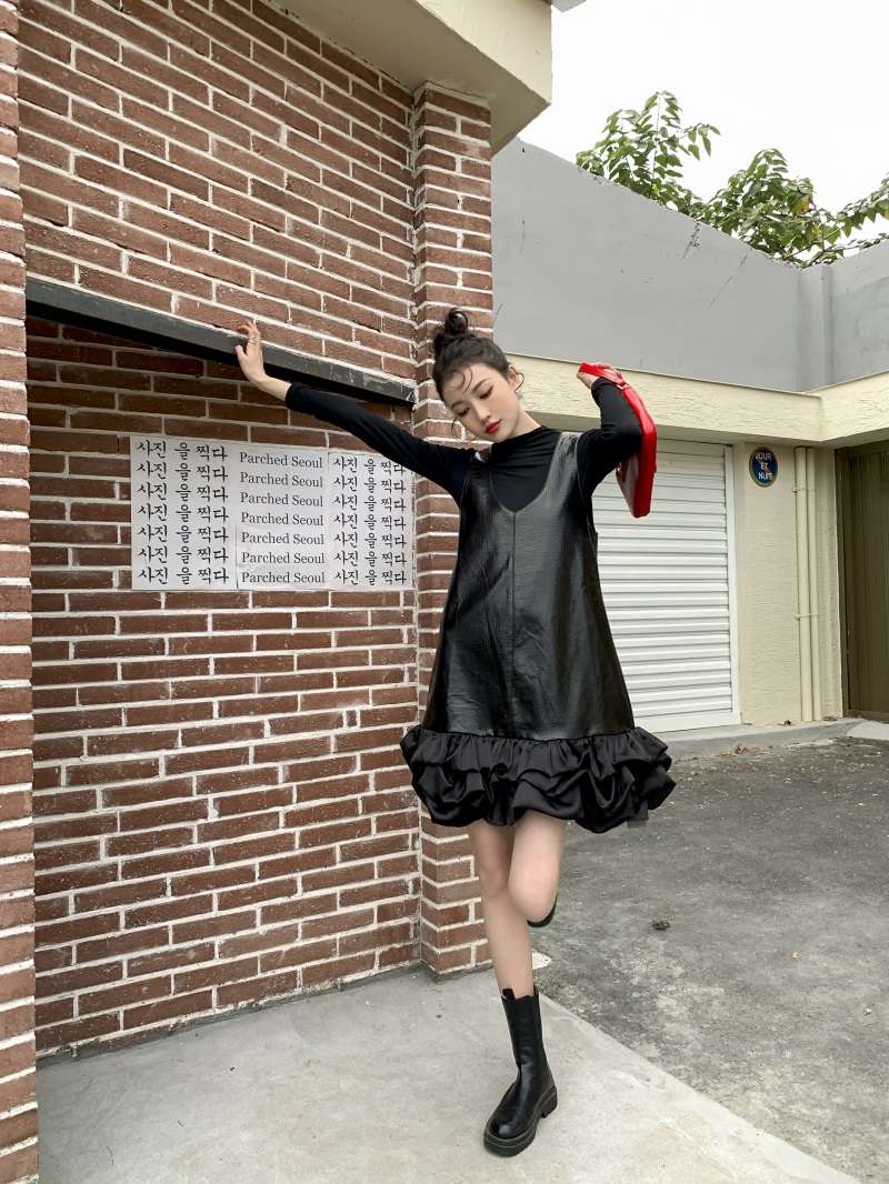 モード系ファッション エレガントな黒ドレープワンピース