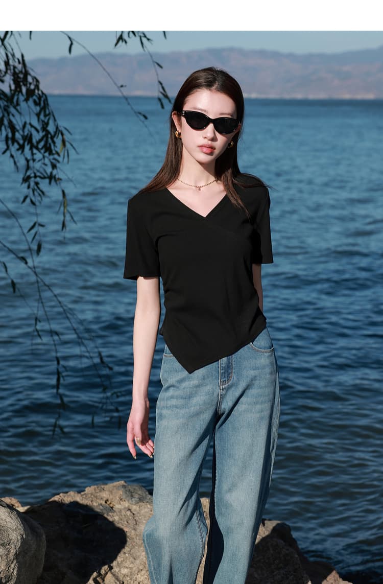 モード系 大人のためのVネックリブトップス｜体型悩みをカバーしながら品よく着られる1枚【骨格ストレート向け】