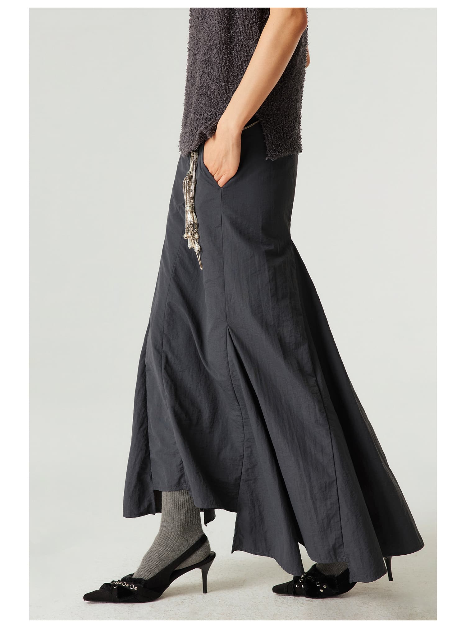 モード系 骨格ストレートに映える｜ナイロン素材のアシンメトリーフィッシュテールスカート（ホワイト／グレー）