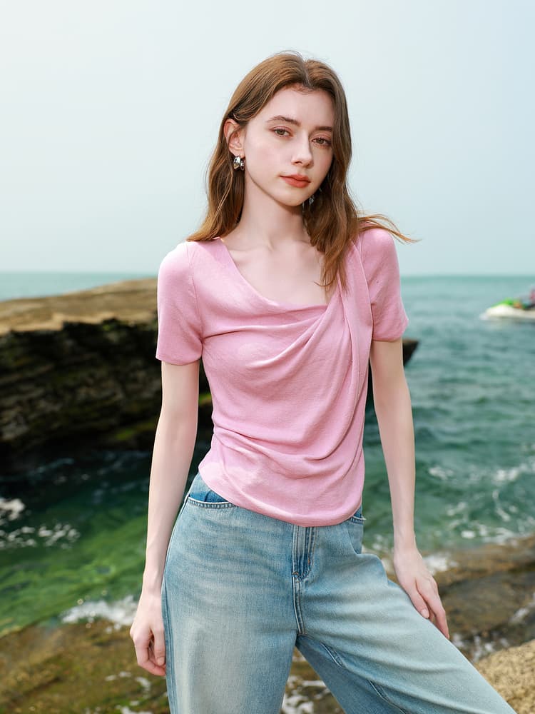 モード系 大人の色気と涼感をまとう｜ドレープネックTシャツ（ピンク／骨格ストレート向け）