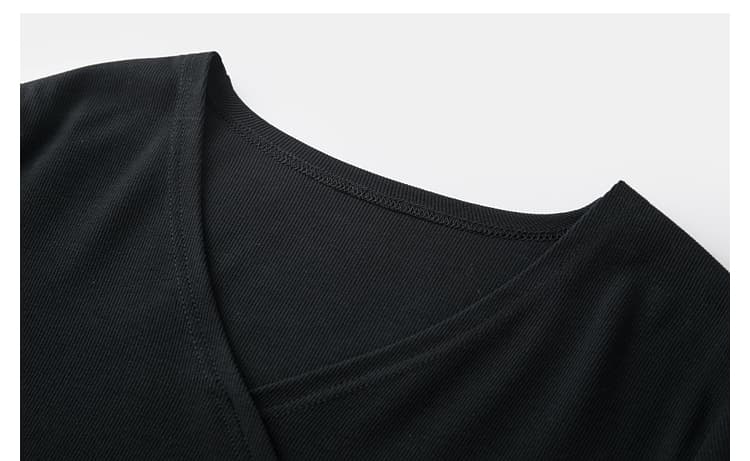 モード系 大人のためのVネックリブトップス｜体型悩みをカバーしながら品よく着られる1枚【骨格ストレート向け】