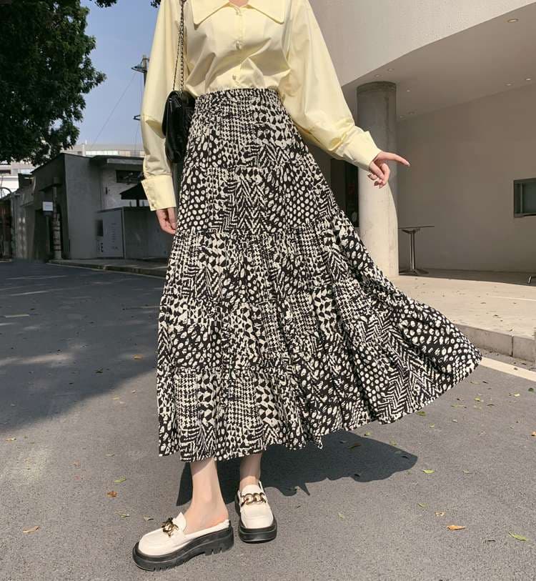 モード系ファッション 軽やかに揺れる大人モード｜モノトーン柄プリーツロングスカート【体型カバー・楽ちんウエスト・S〜XL展開】