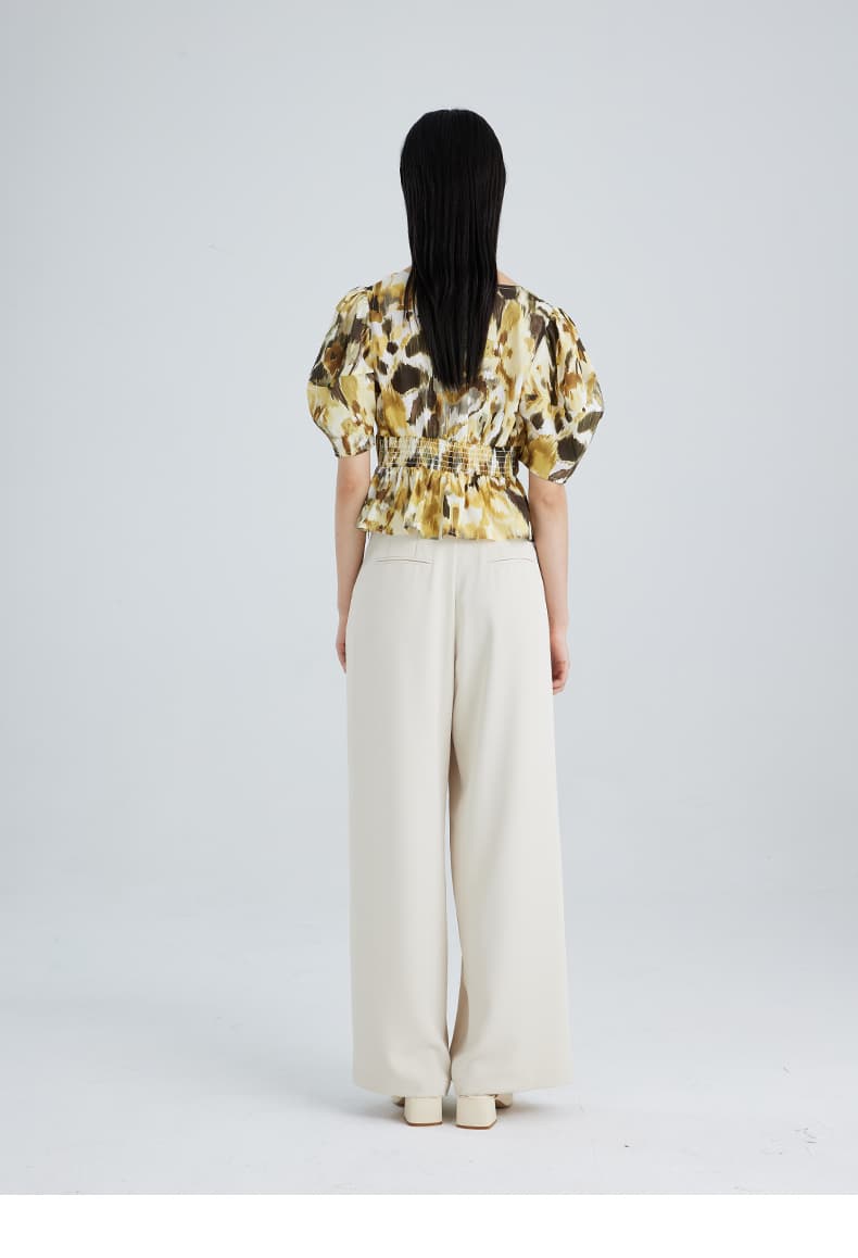 モード系 骨格ストレートにも似合う華やかブラウス｜スクエアネック×ギャザーデザイン