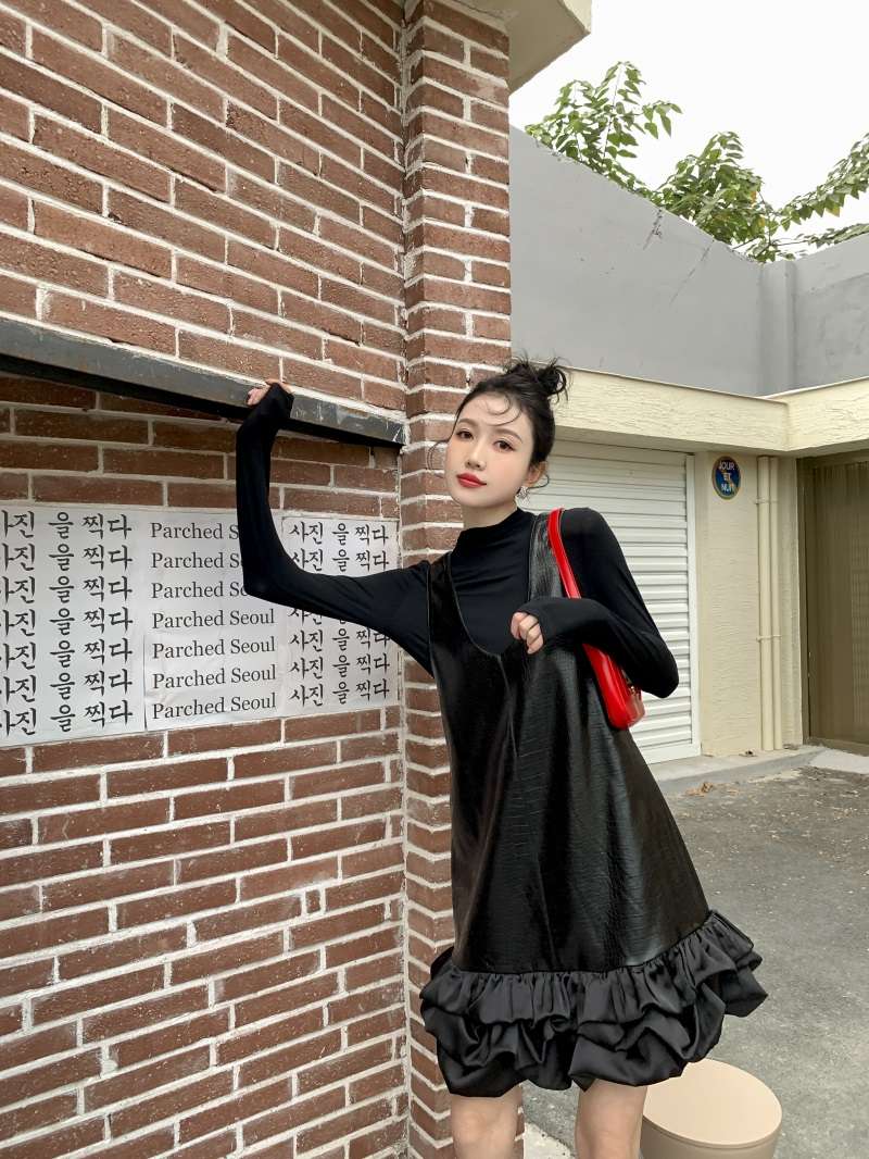 モード系ファッション エレガントな黒ドレープワンピース