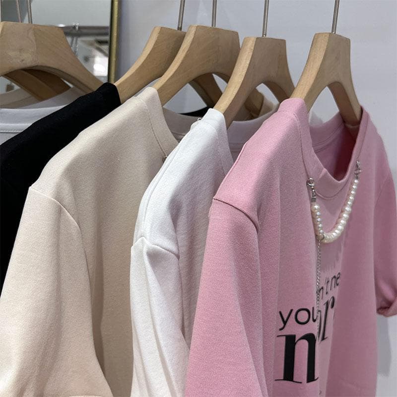 モード系 パールネックレス風デザインが光る、大人のグラフィックTシャツ