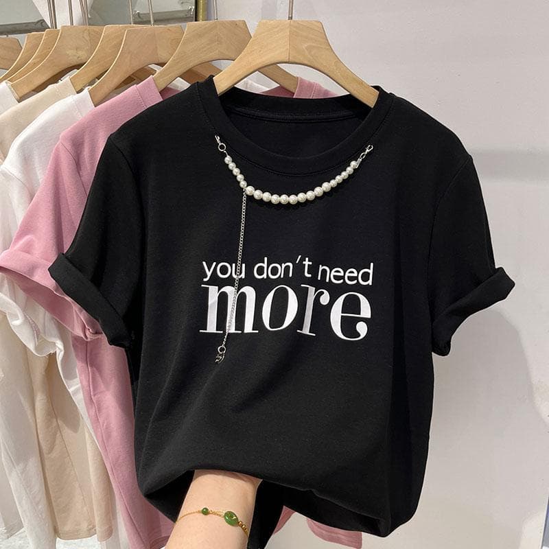 モード系 パールネックレス風デザインが光る、大人のグラフィックTシャツ