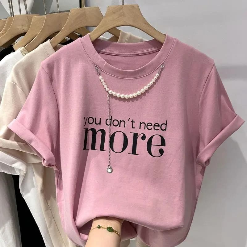 モード系 パールネックレス風デザインが光る、大人のグラフィックTシャツ