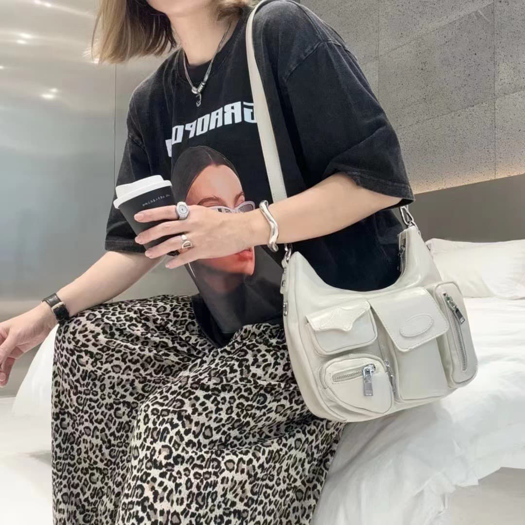 モード系 多機能ポケット付きレザー調ショルダーバッグ