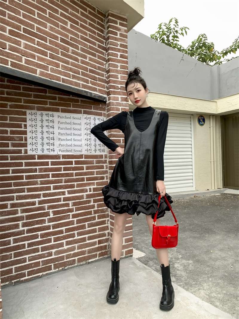 モード系ファッション エレガントな黒ドレープワンピース