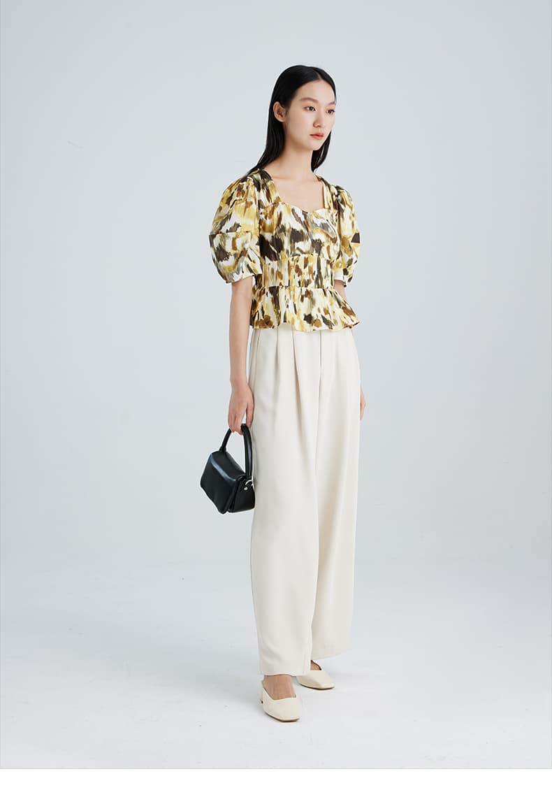 モード系 骨格ストレートにも似合う華やかブラウス｜スクエアネック×ギャザーデザイン