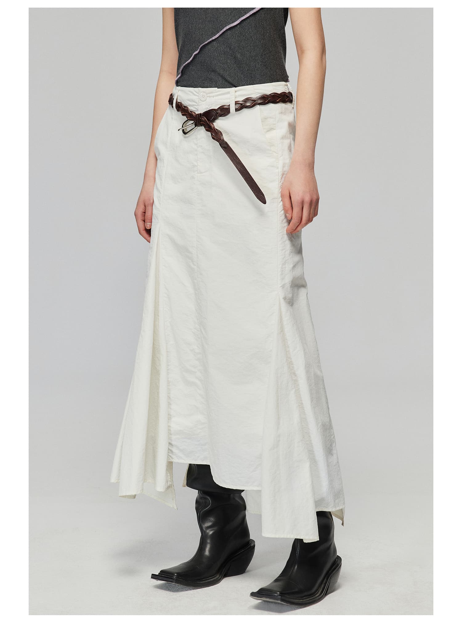 モード系 骨格ストレートに映える｜ナイロン素材のアシンメトリーフィッシュテールスカート（ホワイト／グレー）