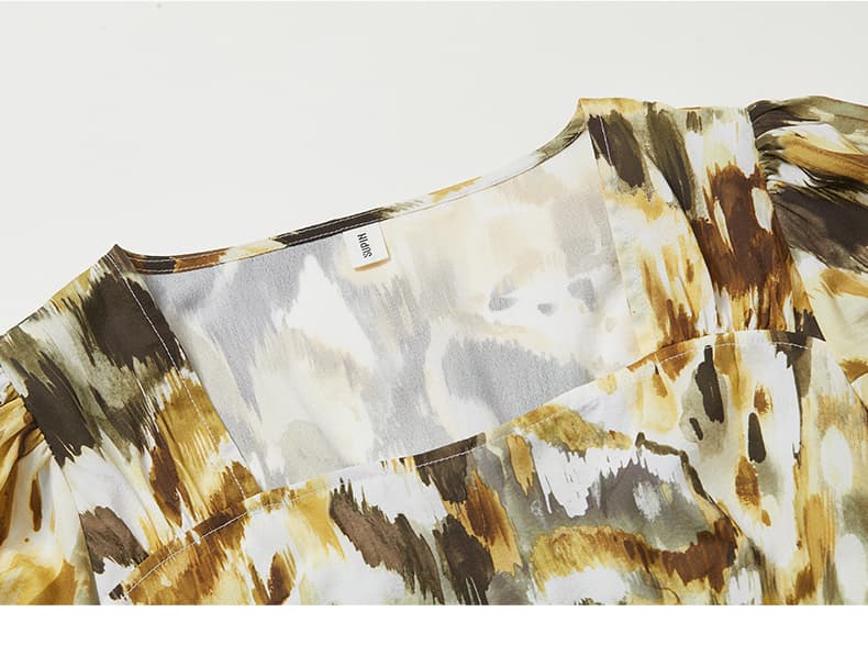 モード系 骨格ストレートにも似合う華やかブラウス｜スクエアネック×ギャザーデザイン