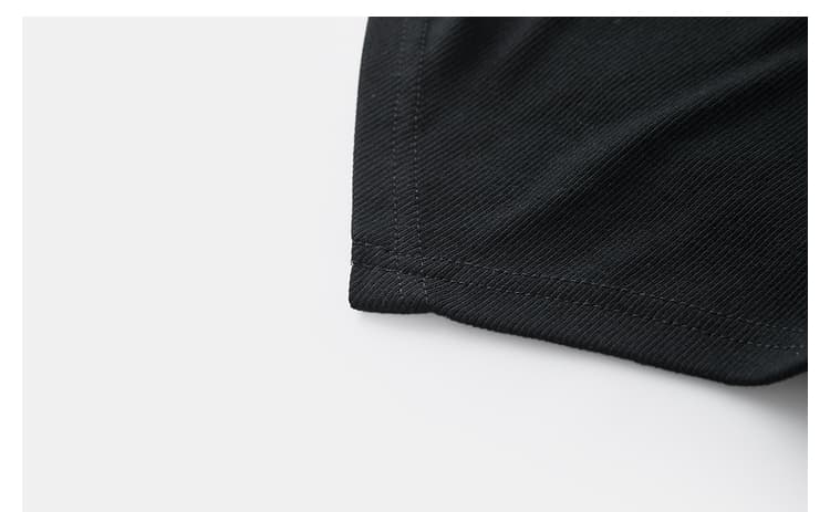 モード系 大人のためのVネックリブトップス｜体型悩みをカバーしながら品よく着られる1枚【骨格ストレート向け】