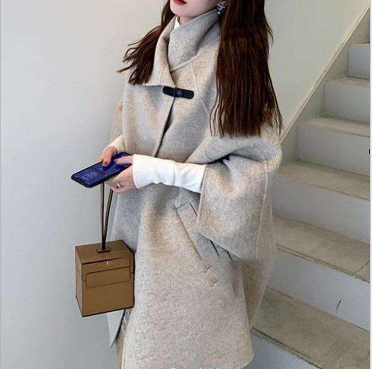モード系ファッション 【S〜XL対応】配色トグルボタン付きケープコート｜クラシカルとモードが交差する洗練アウター