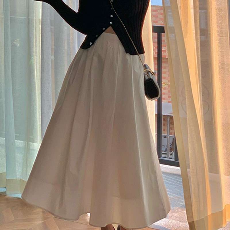 モード系ファッション 優雅なロングフレアスカート
