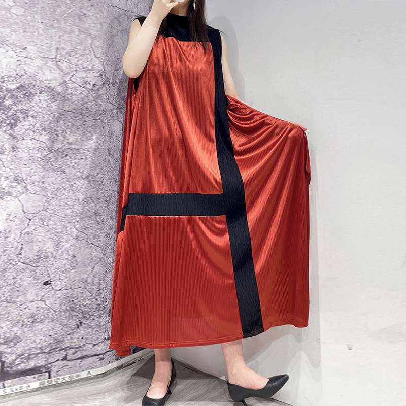 モード系ファッション バイカラープリーツロングワンピース｜美シルエットと存在感で魅せる主役アイテム