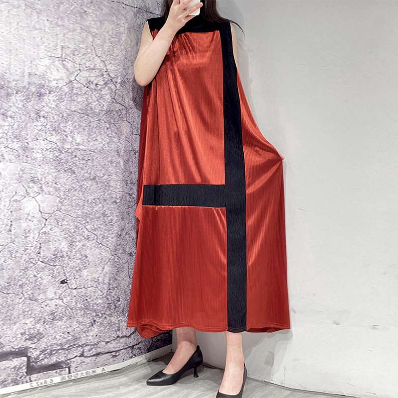 モード系ファッション バイカラープリーツロングワンピース｜美シルエットと存在感で魅せる主役アイテム
