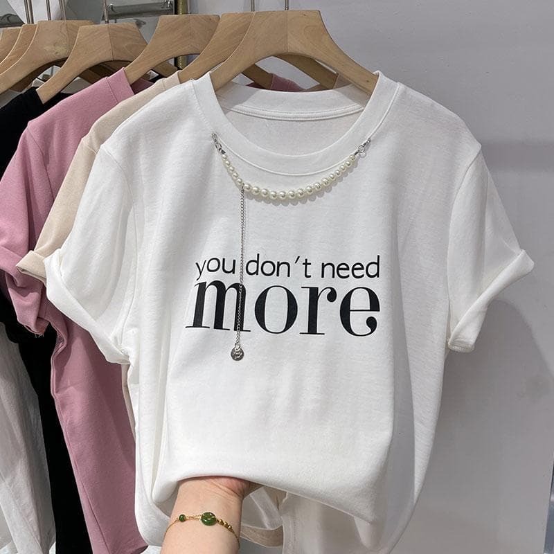モード系 パールネックレス風デザインが光る、大人のグラフィックTシャツ
