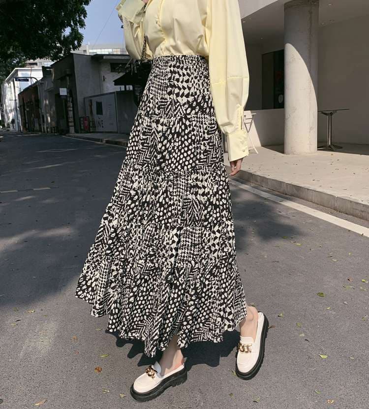 モード系ファッション 軽やかに揺れる大人モード｜モノトーン柄プリーツロングスカート【体型カバー・楽ちんウエスト・S〜XL展開】