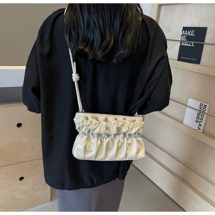 モード系ファッションフリルデザインのショルダーバッグ