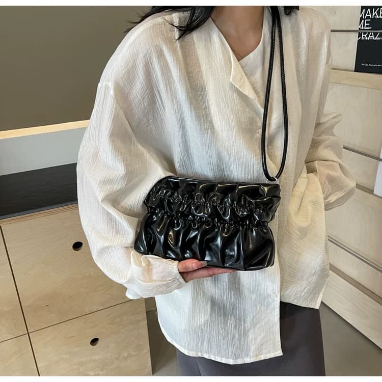 モード系ファッションフリルデザインのショルダーバッグ