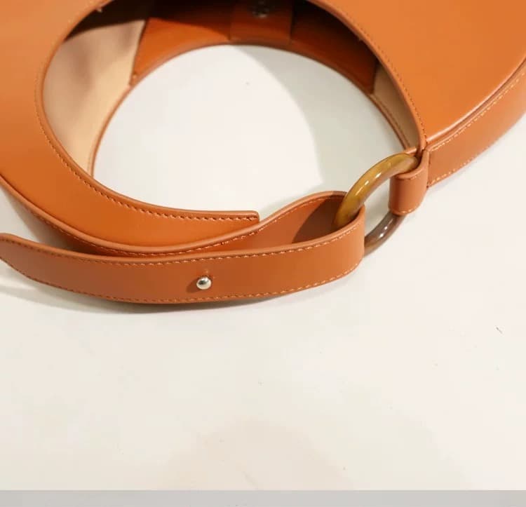 モード系ファッションフォルムが際立つラウンドシェイプハンドバッグ