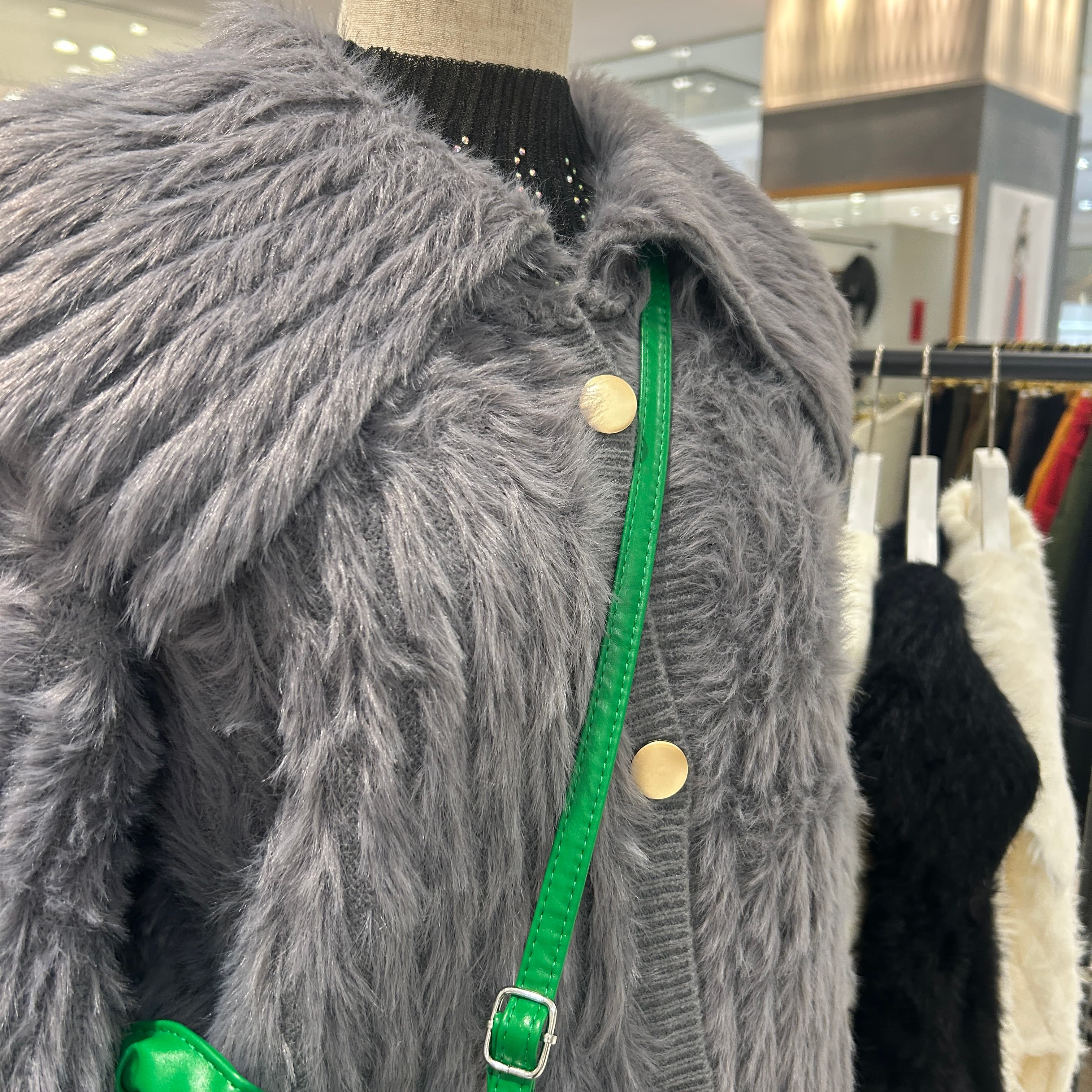 モード系ファッションふわふわ感が魅力のショート丈ニットカーディガン