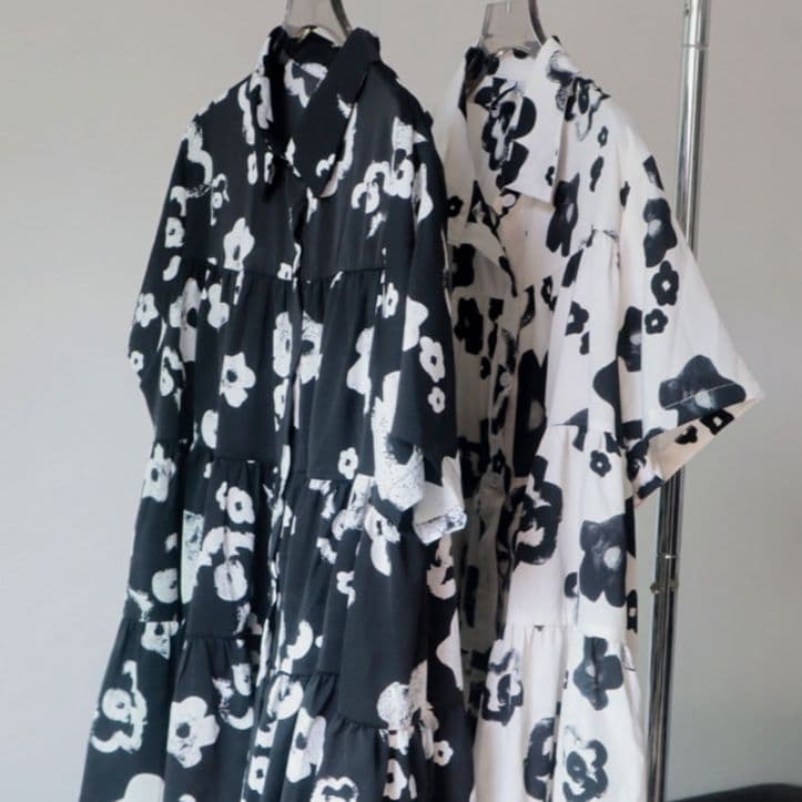 モード系 【体型カバーも叶う】ティアードフリル花柄シャツ|ゆったりシルエット×モードデザイン(ブラック)