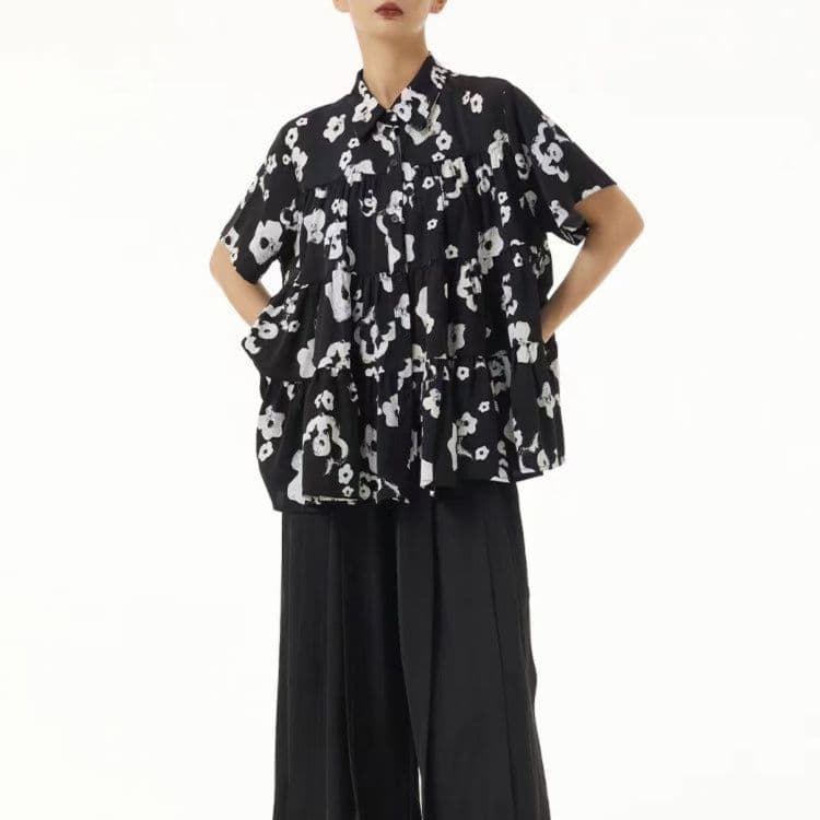 モード系 【体型カバーも叶う】ティアードフリル花柄シャツ|ゆったりシルエット×モードデザイン(ブラック)