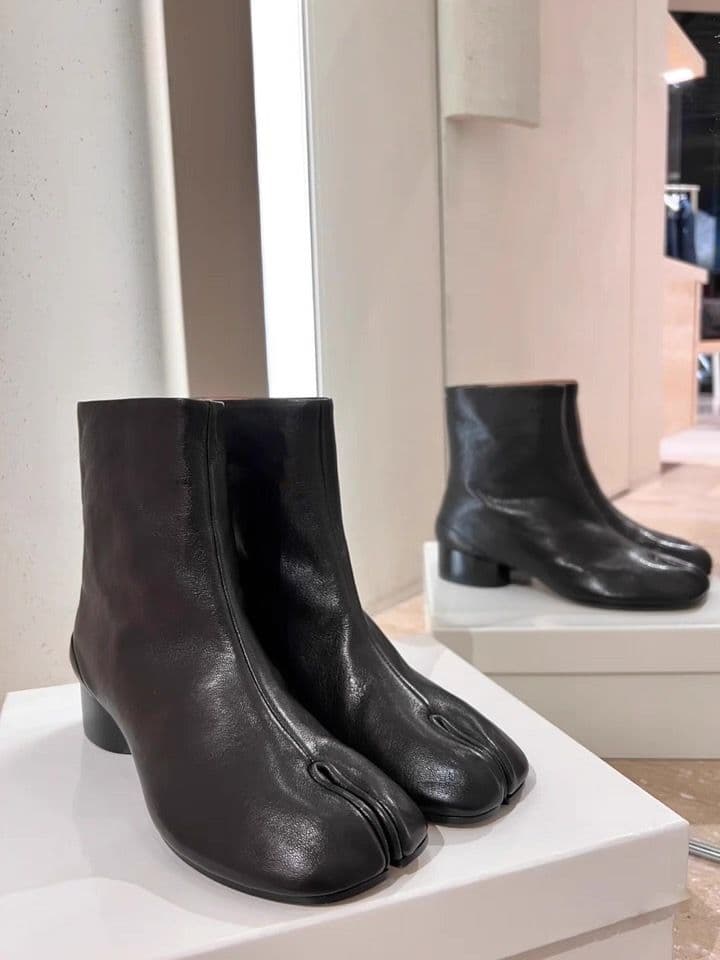 【35〜40サイズ対応】牛革 羊革風ソフト質感 |5cm太ヒール分趾ショートブーツ(ブラック)