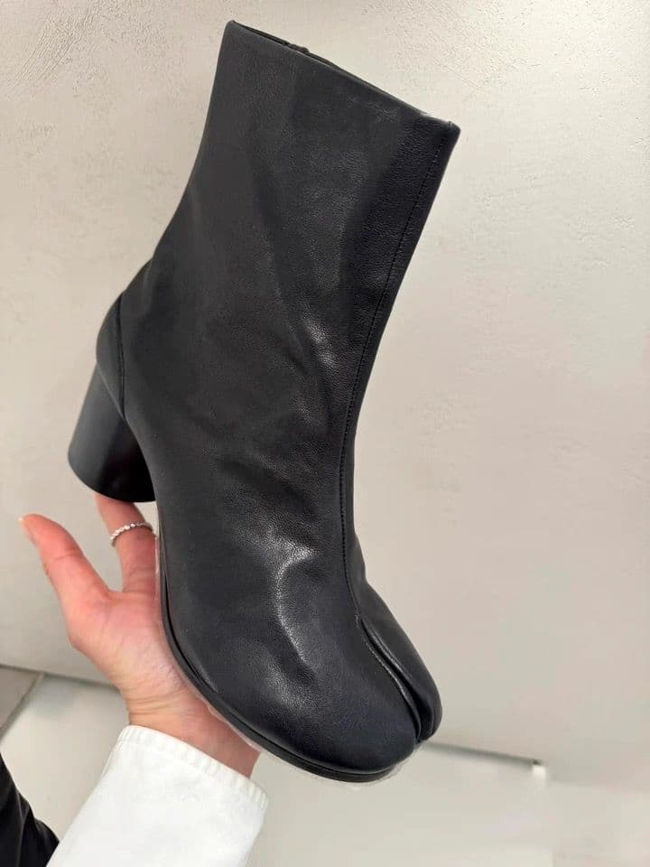 【35〜40サイズ対応】牛革 羊革風ソフト質感 |5cm太ヒール分趾ショートブーツ(ブラック)