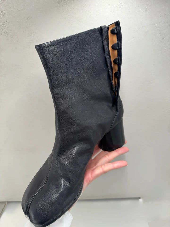 【35〜40サイズ対応】牛革 羊革風ソフト質感 |5cm太ヒール分趾ショートブーツ(ブラック)