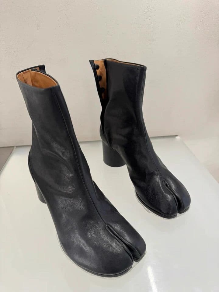【35〜40サイズ対応】牛革 羊革風ソフト質感 |5cm太ヒール分趾ショートブーツ(ブラック)