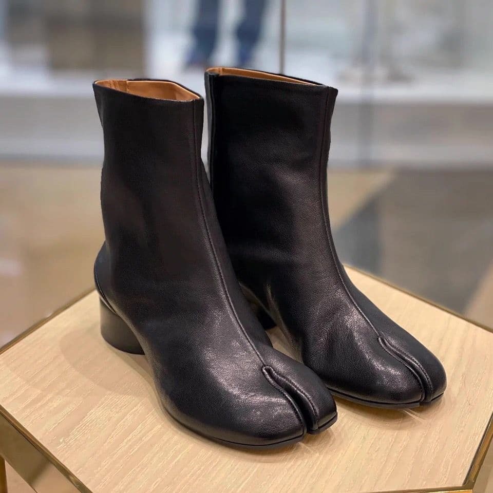 モード系ファッション【35〜40サイズ対応】低めヒール3cm シープスキン調レザー マルジェラ風足袋ショートブーツ|歩きやすく上品な黒ブーツ