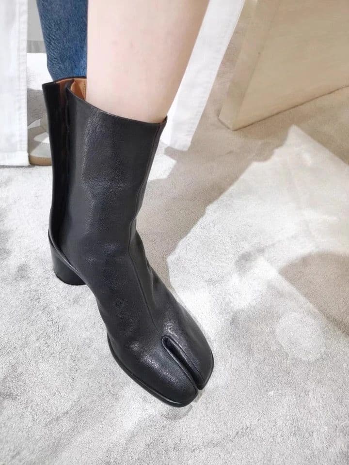モード系ファッション【35〜40サイズ対応】低めヒール3cm シープスキン調レザー マルジェラ風足袋ショートブーツ|歩きやすく上品な黒ブーツ