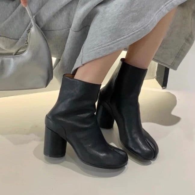 【35〜40サイズ対応】牛革 羊革風ソフト質感 |5cm太ヒール分趾ショートブーツ(ブラック)