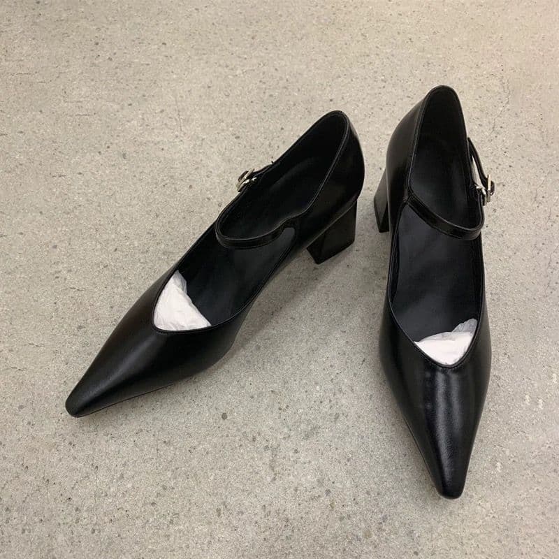 モード系ファッション【35〜40対応】本革調Vカットポインテッドトゥ×ストラップパンプス