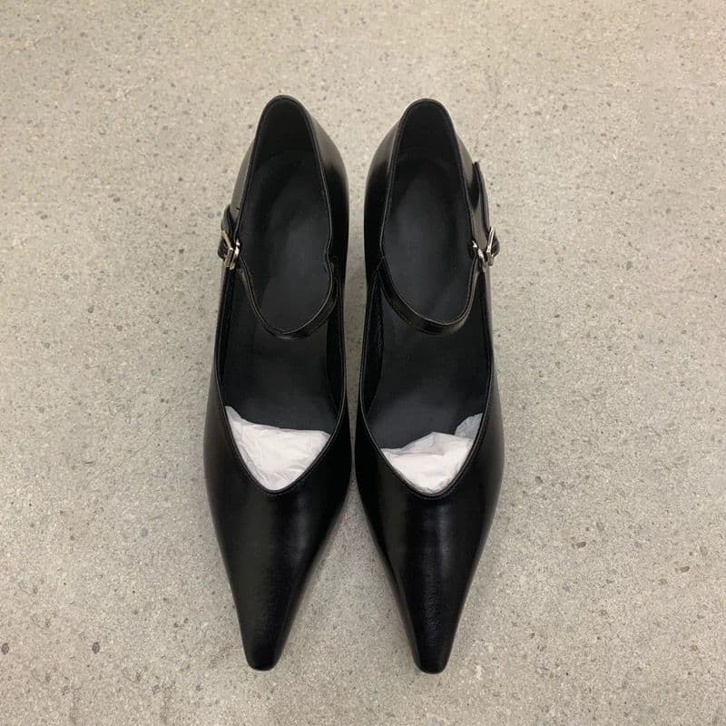 モード系ファッション【35〜40対応】本革調Vカットポインテッドトゥ×ストラップパンプス