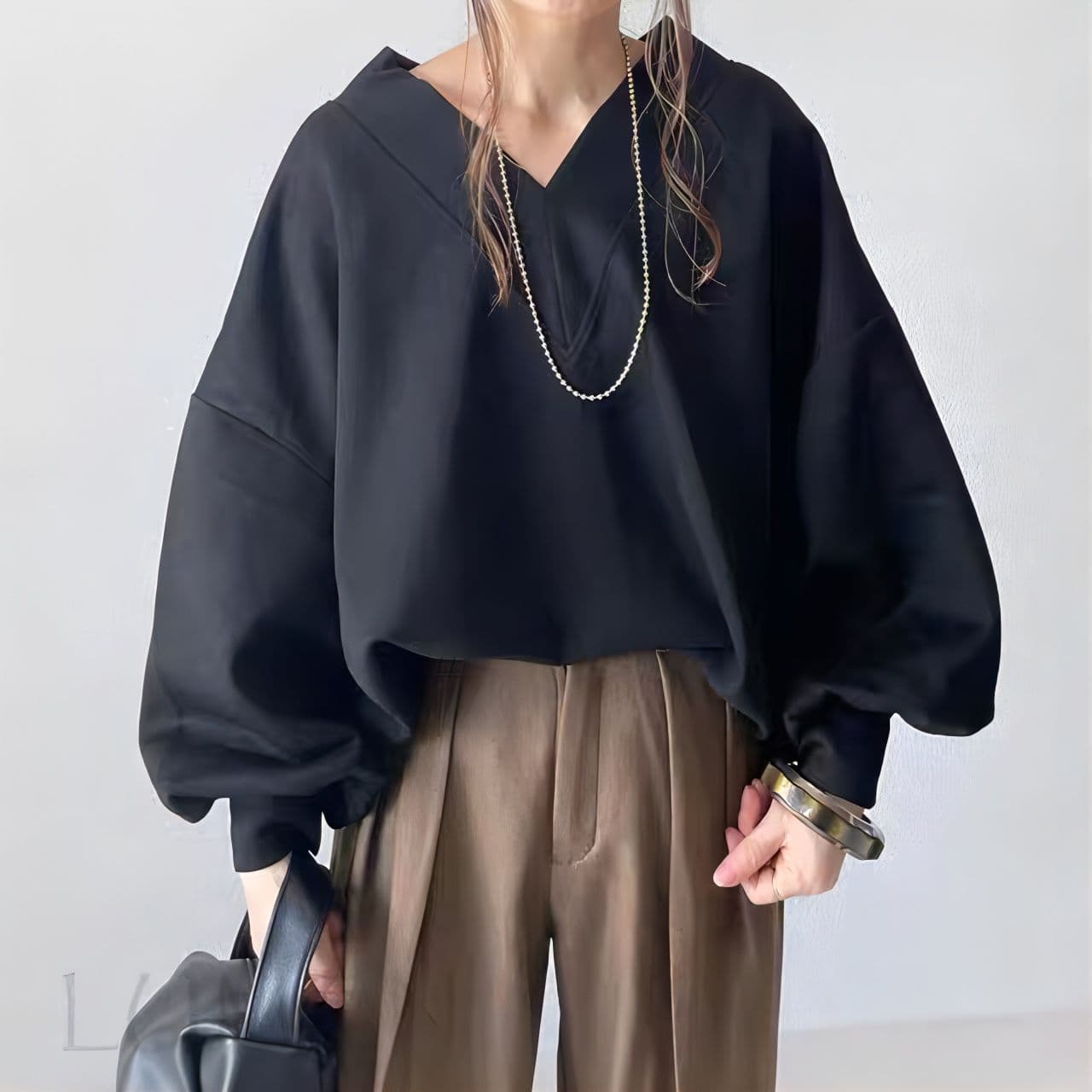 モード系ファッション【オーバーサイズ】Vネック立体トレーナー|韓国ライクで大人カジュアルに決まる