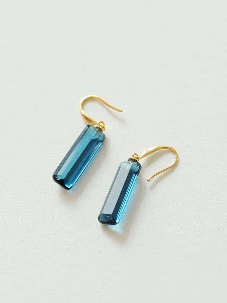【限定アクセ】深海ブルーの輝き|ロイヤルブルーガラスピアス/イヤリング|個性派×上品モードに映える一点
