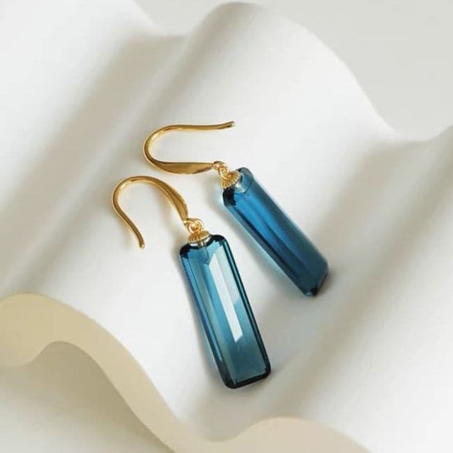 【限定アクセ】深海ブルーの輝き|ロイヤルブルーガラスピアス/イヤリング|個性派×上品モードに映える一点