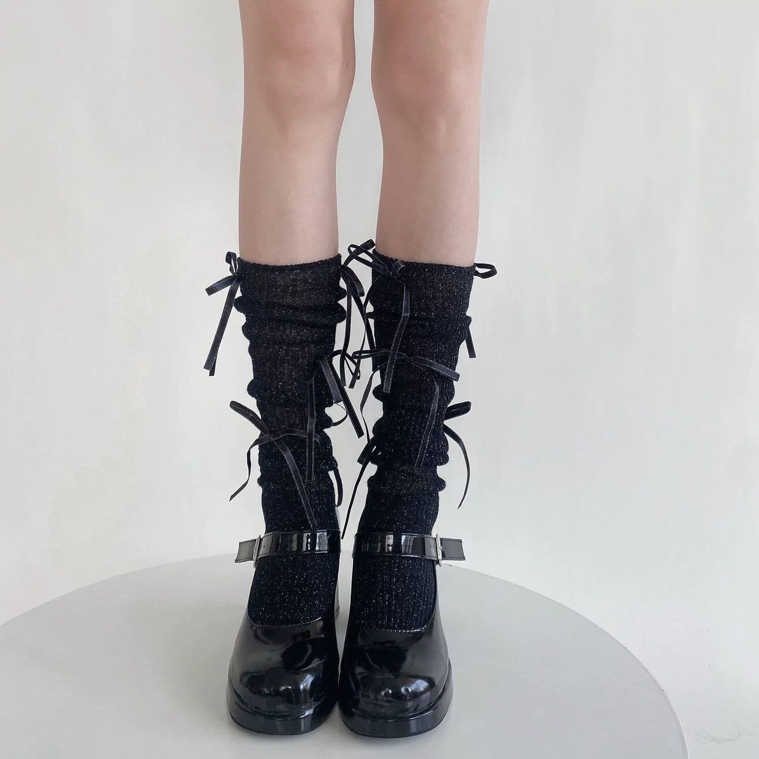 モード系ファッション【美脚効果◎】きらめくラメ×リボンデザイン ニーハイソックス|クラシカルモードな膝下レングス