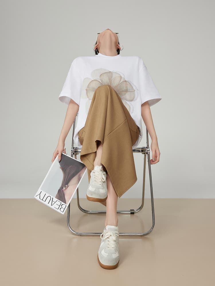 モード系 存在感あるフラワープリントが主役になる、ゆったりシルエットのモードTシャツ